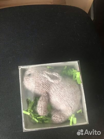 Спящий зайчик в подарочой коробочке