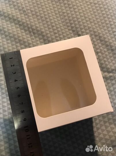 Коробка подарочная квадратная с окном белая