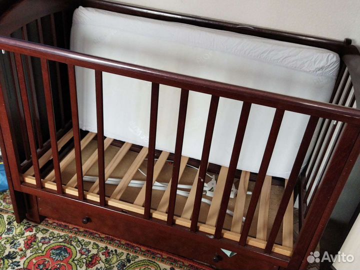 Детская кроватка с маятником и ящиком