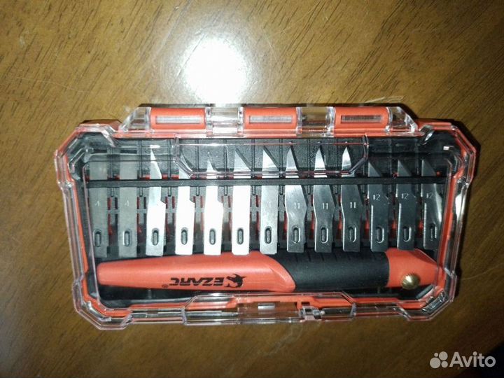 Скальпель со сменными лезвиями в кейсе