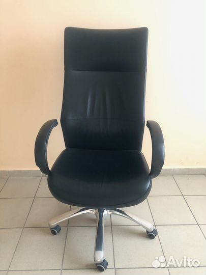 Кожаное стильное Итальянское кресло