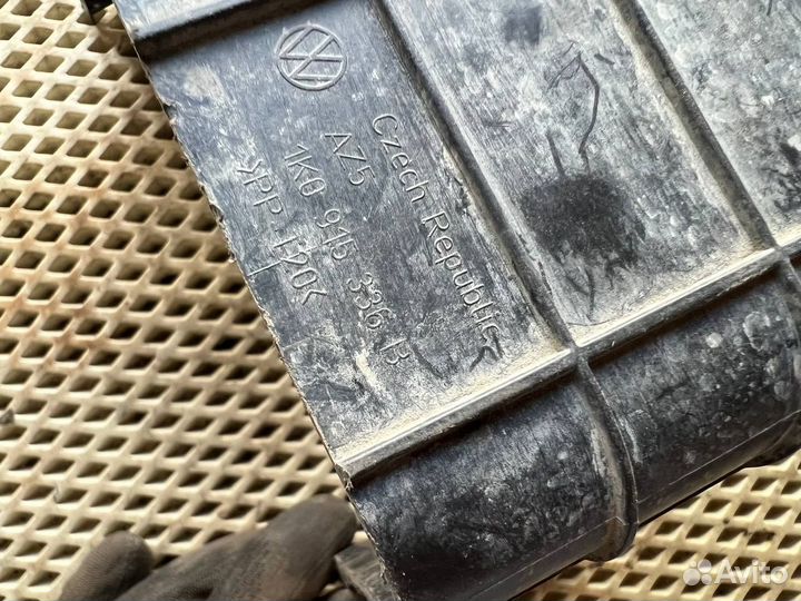 Корпус крепления АКБ VolksWagen Passat B6 2.0