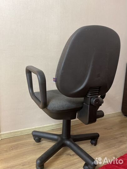 Офисное кресло на колесах