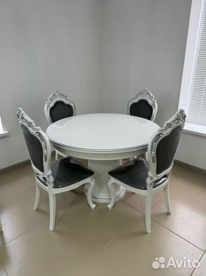 Стол и стулья в гостиную. В наличии