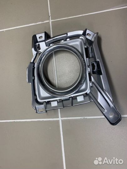 Накладка противотуманной фары правая Toyota Land