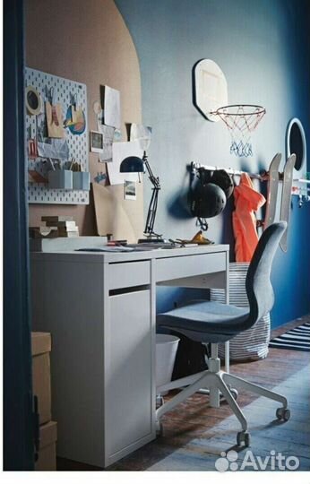 Стол для школьника и стеллаж в подарок