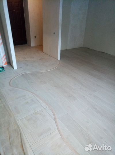 Выравнивание полов, укладка ламината, кварцвинила