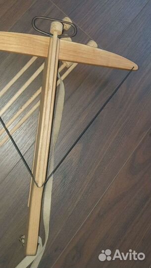 Арбалет крутой с кожаным ремнём деревянный