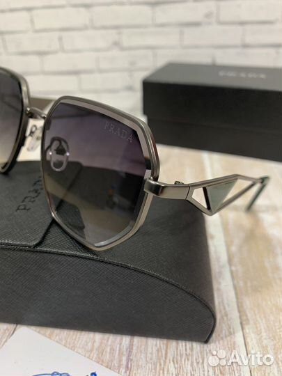 Солнцезащитные очки Prada