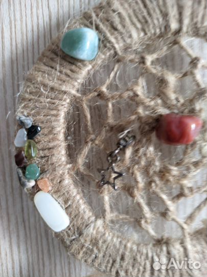 Оберег ручной работы с самоцветами