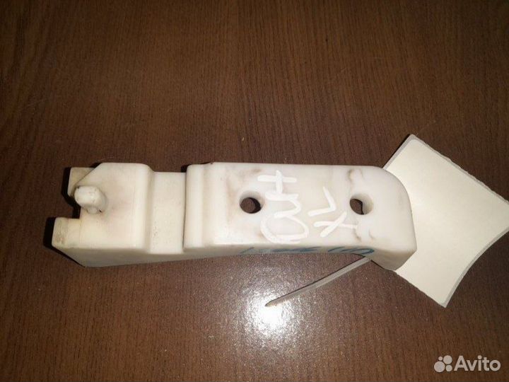 Кронштейн фары правый Mitsubishi Outlander Xl