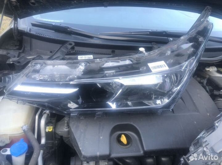 Фара левая Toyota Corolla E180