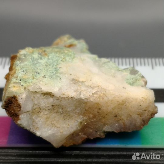 Фуксит и гидрогетит на кварце