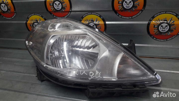 Фара правая Nissan Tiida
