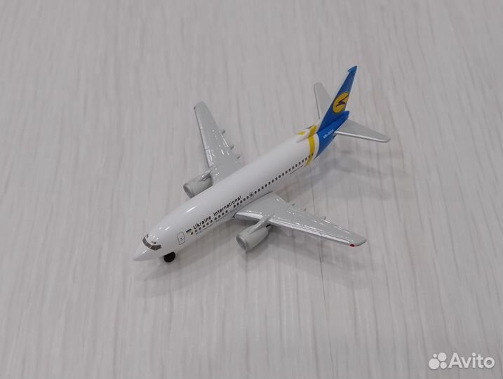 Самолёт в коробке Boeing 737-300 