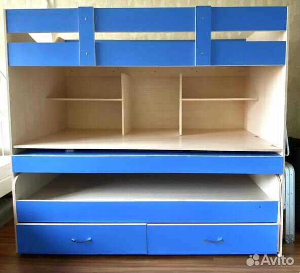 Двухярусная кровать со столом для детей