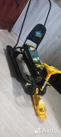 Детский снегокат с ручкой и колесами