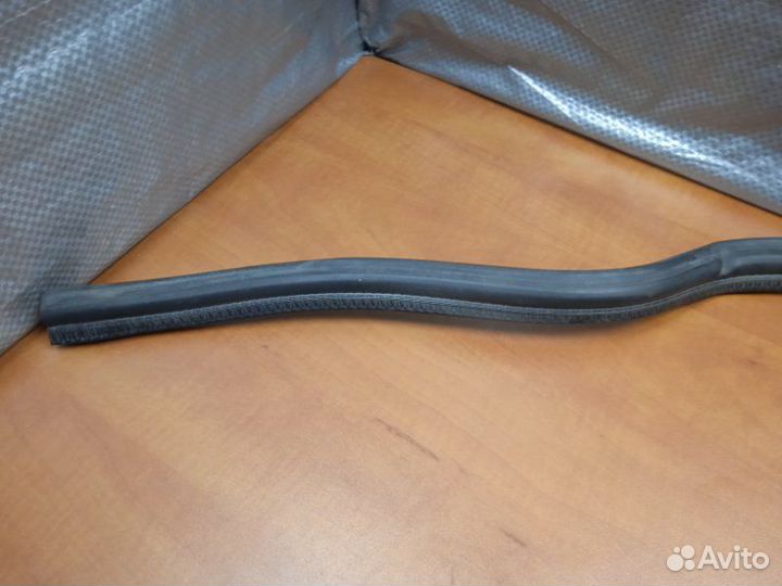 Задний уплотнитель капота Mercedes-Benz E-Class