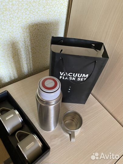 Термос с тремя кружками