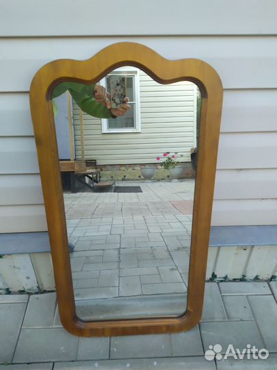 Зеркало в деревянной раме