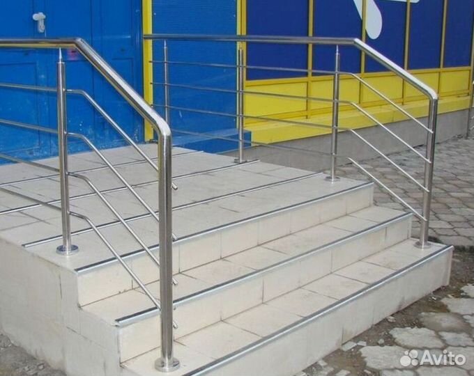 Винтовой пристенный поручень на лестницу