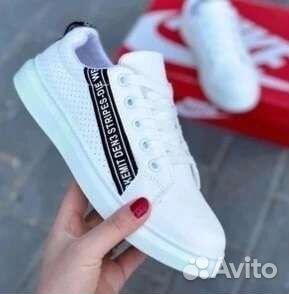 Кроссовки женские