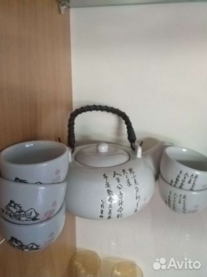 Заварочный чайник с чашками в подарочной коробке