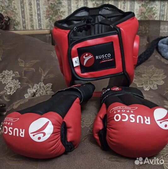 Шлем и перчатки для рукопашного боя