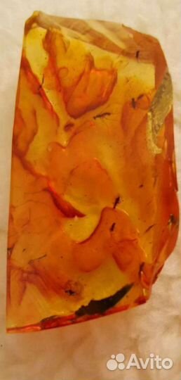 Янтарь сувенирный с инклюзами