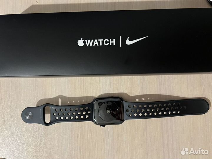 Часы apple watch se 44 mm nike