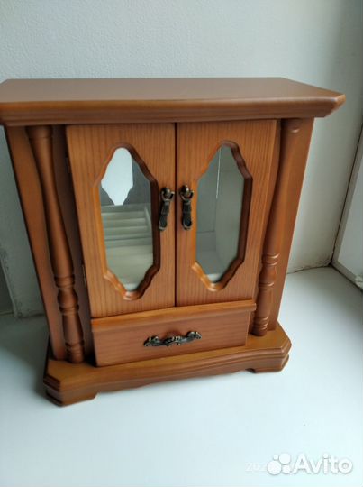 Шкатулка для украшений новая, подарок
