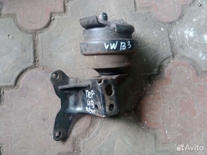 Подушка двигателя передняя нижняя Пассат б3