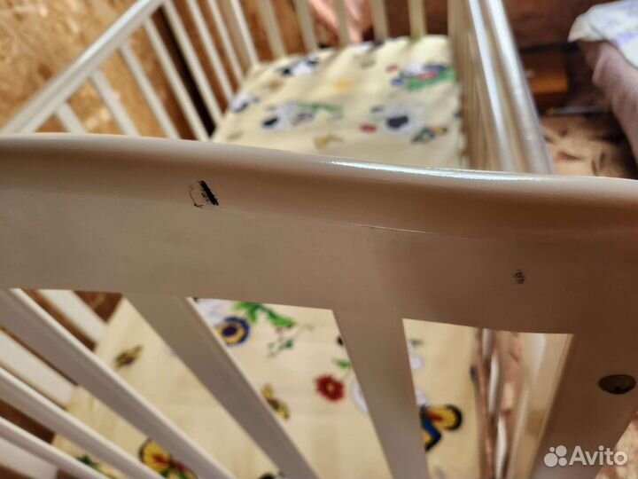 Детская кроватка с маятником