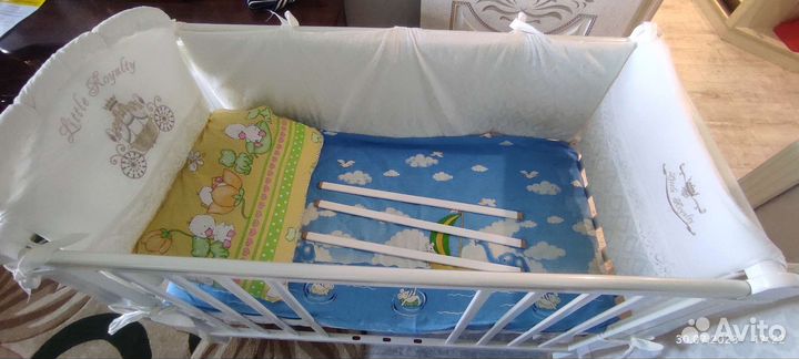 Детская кроватка с продольным маятником и ящиком