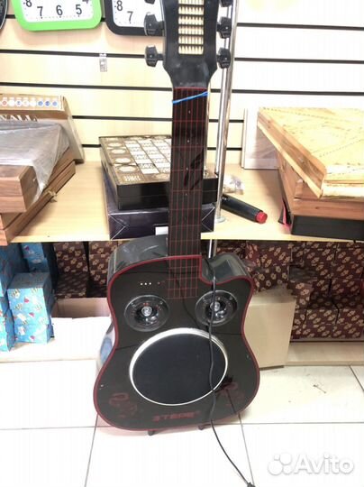 Колонка в виде гитары с возможностью караоке