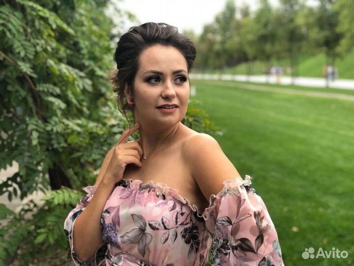 Ведущая с музыкой