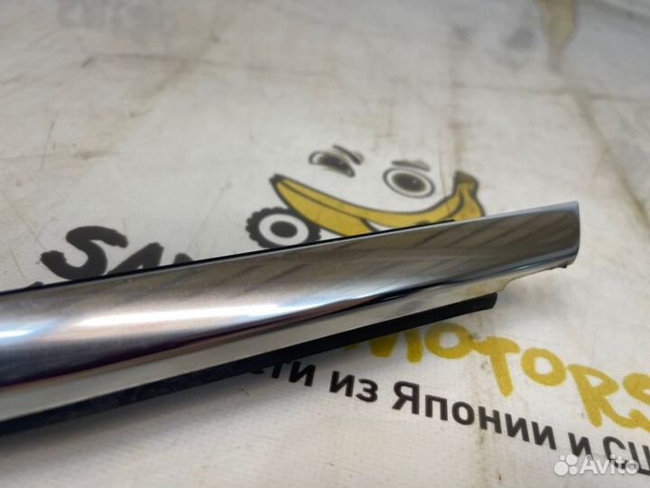 Молдинг стекла передний левый Volkswagen Touareg