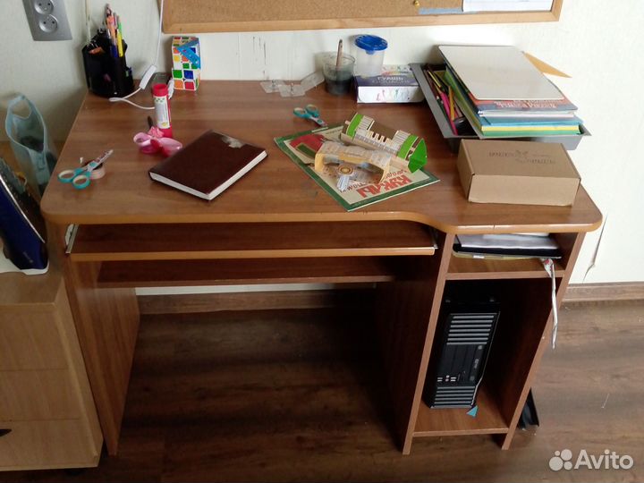 Стенка,компьютерный стол отдам бесплатно