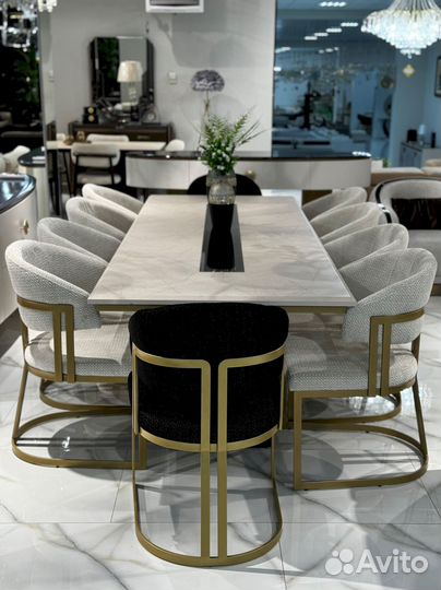 Стол обеденный. В наличии