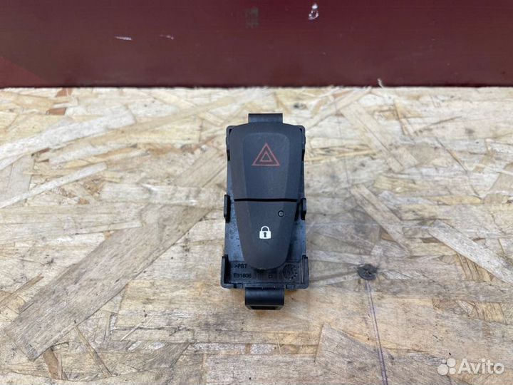 Кнопка аварийной сигнализации Renault Logan