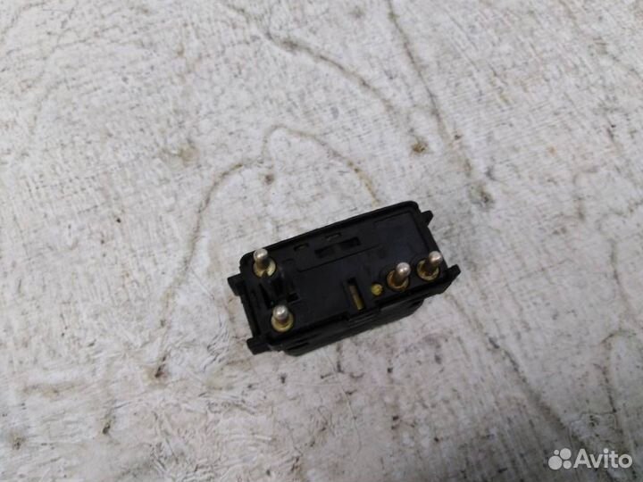 Кнопка стеклоподъемника A2028205210