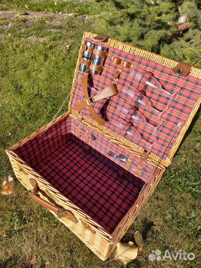 Корзина для пикника с посудой