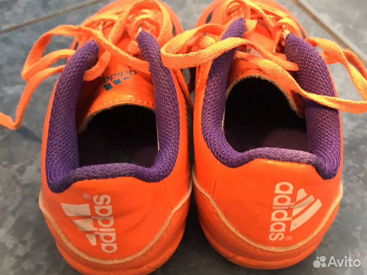 Футбольные бутсы adidas 28