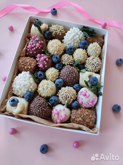 Фрукты и клубника в шоколаде