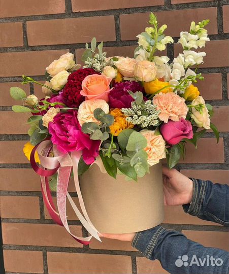 Цветы в шляпных коробках и классические букеты