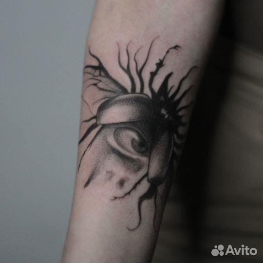 Мастер татуировки