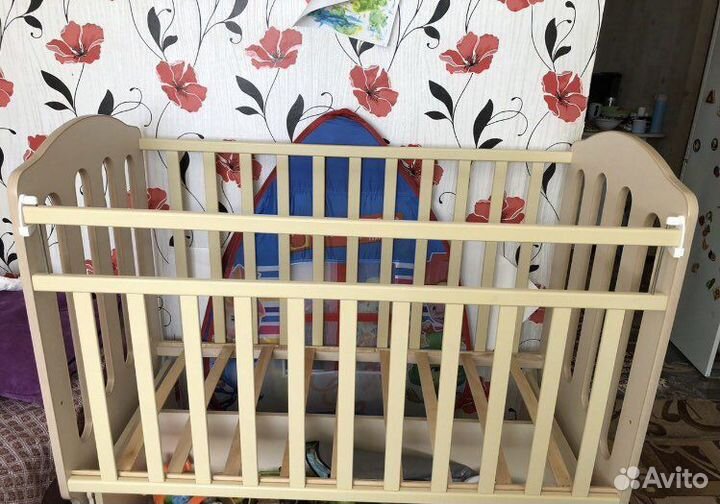 Детская кроватка с маятником