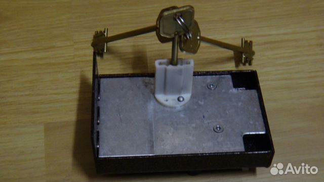 Замок дверной накладной