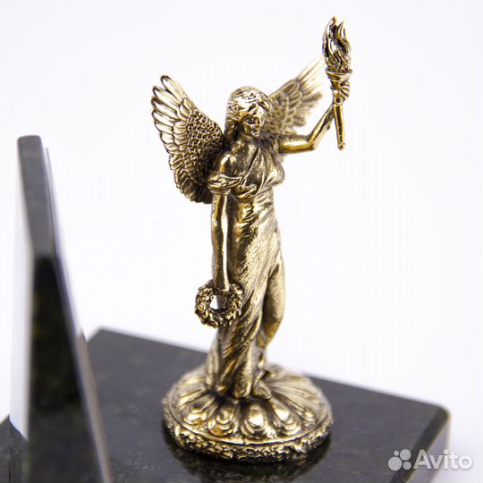 Фигурка бронзовая на камне 