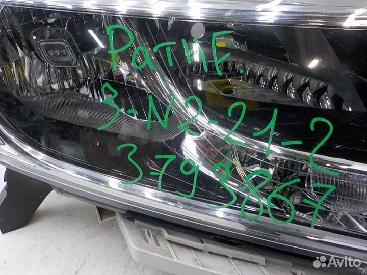 Фара правая Nissan Pathfinder 2014